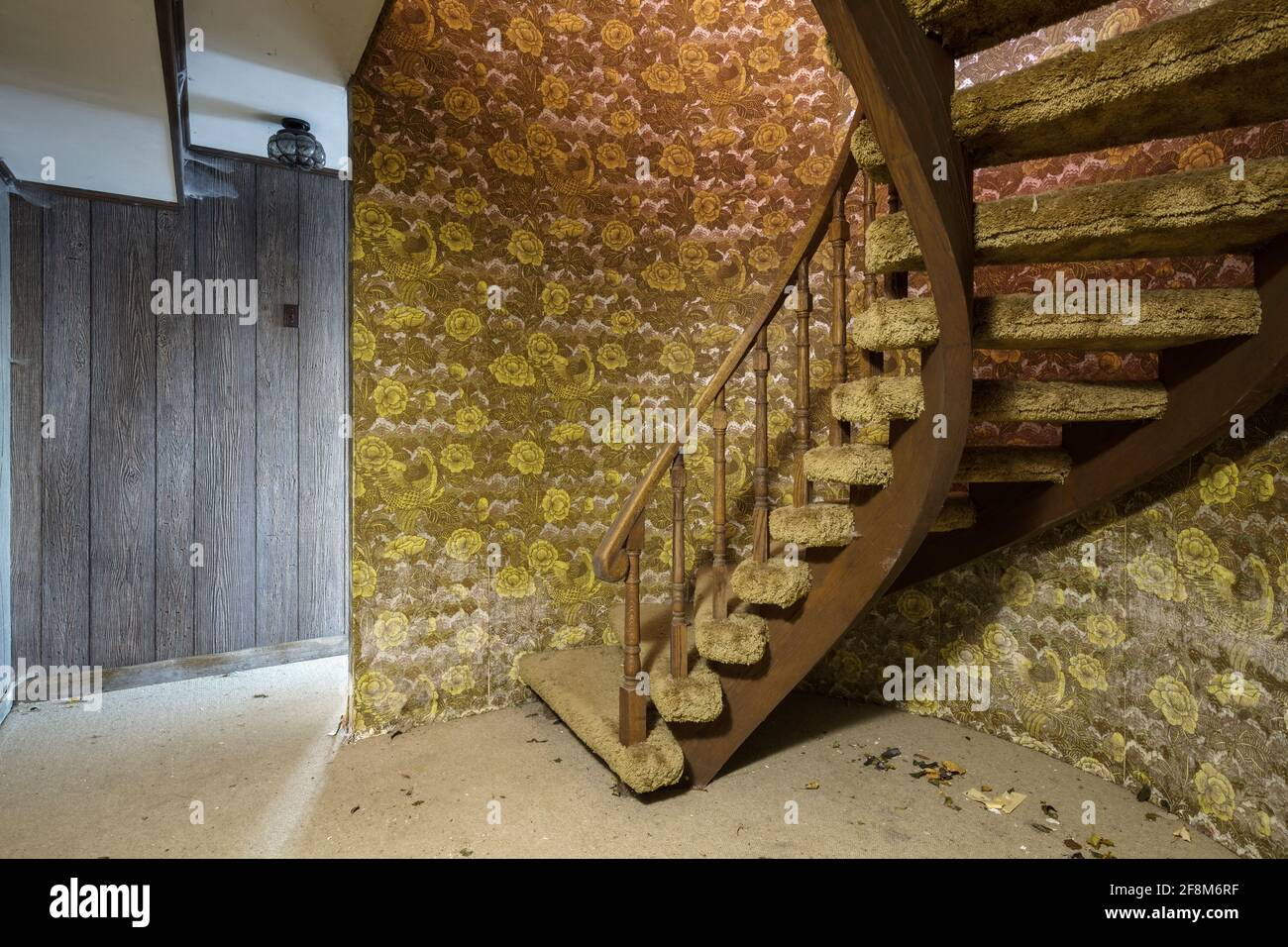 Una scala semicircolare all'interno di una casa. Foto Stock