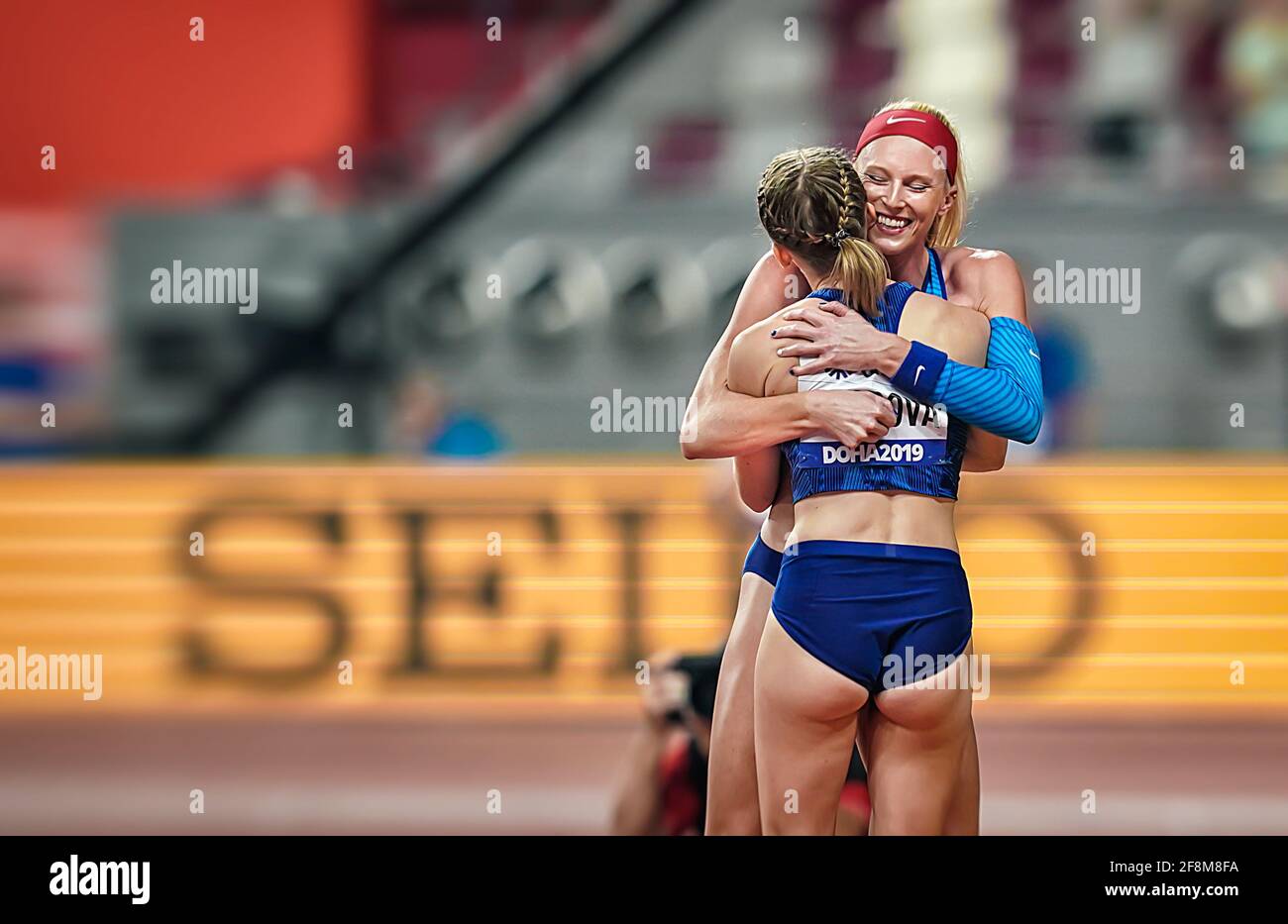 Doha 2019 Sandi Morris ha abbracciato la sua rivale ai Campionati mondiali di atletica di Doha del 2019. Foto Stock