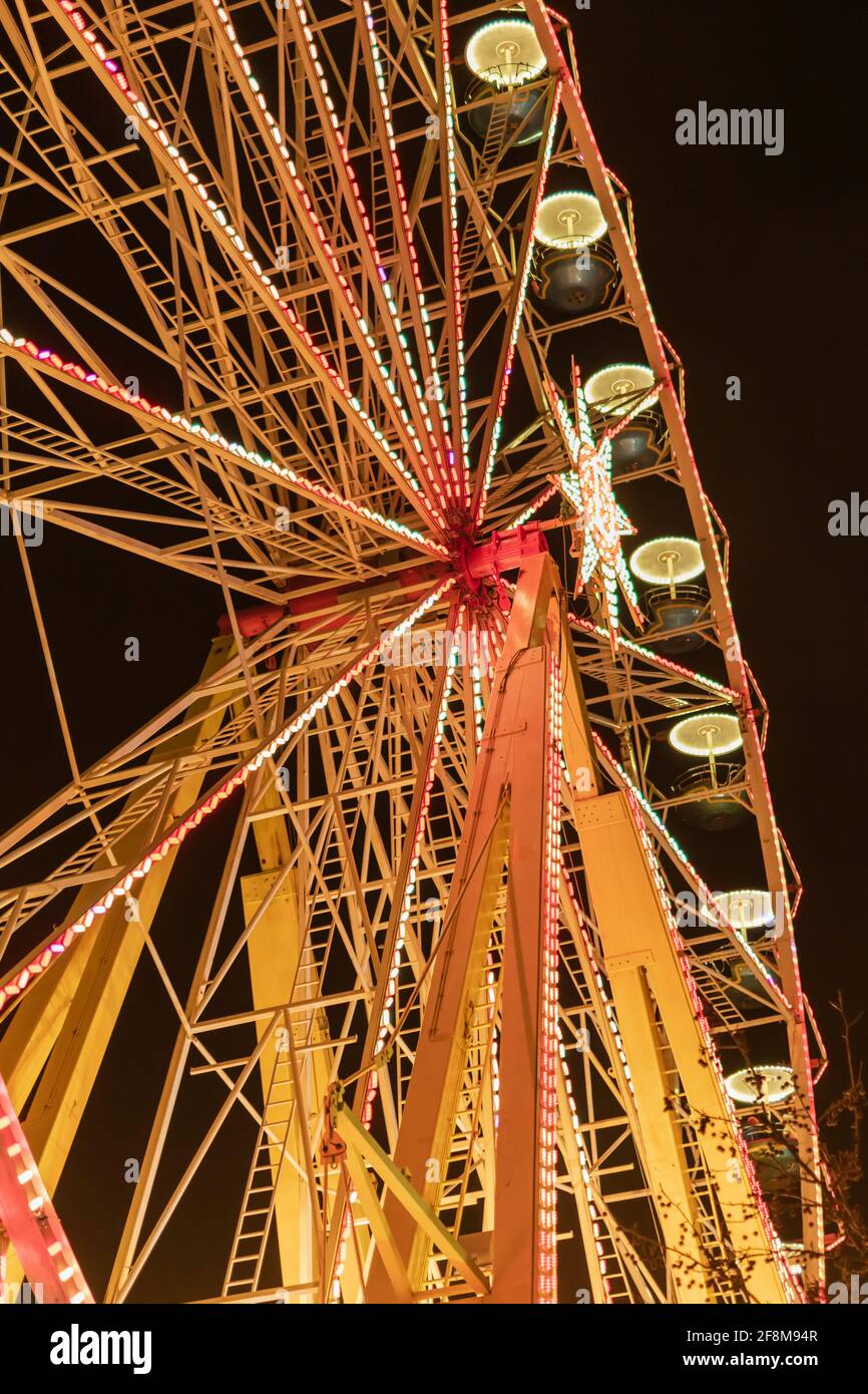 Una ruota panoramica in occasione di un festival folk Foto Stock