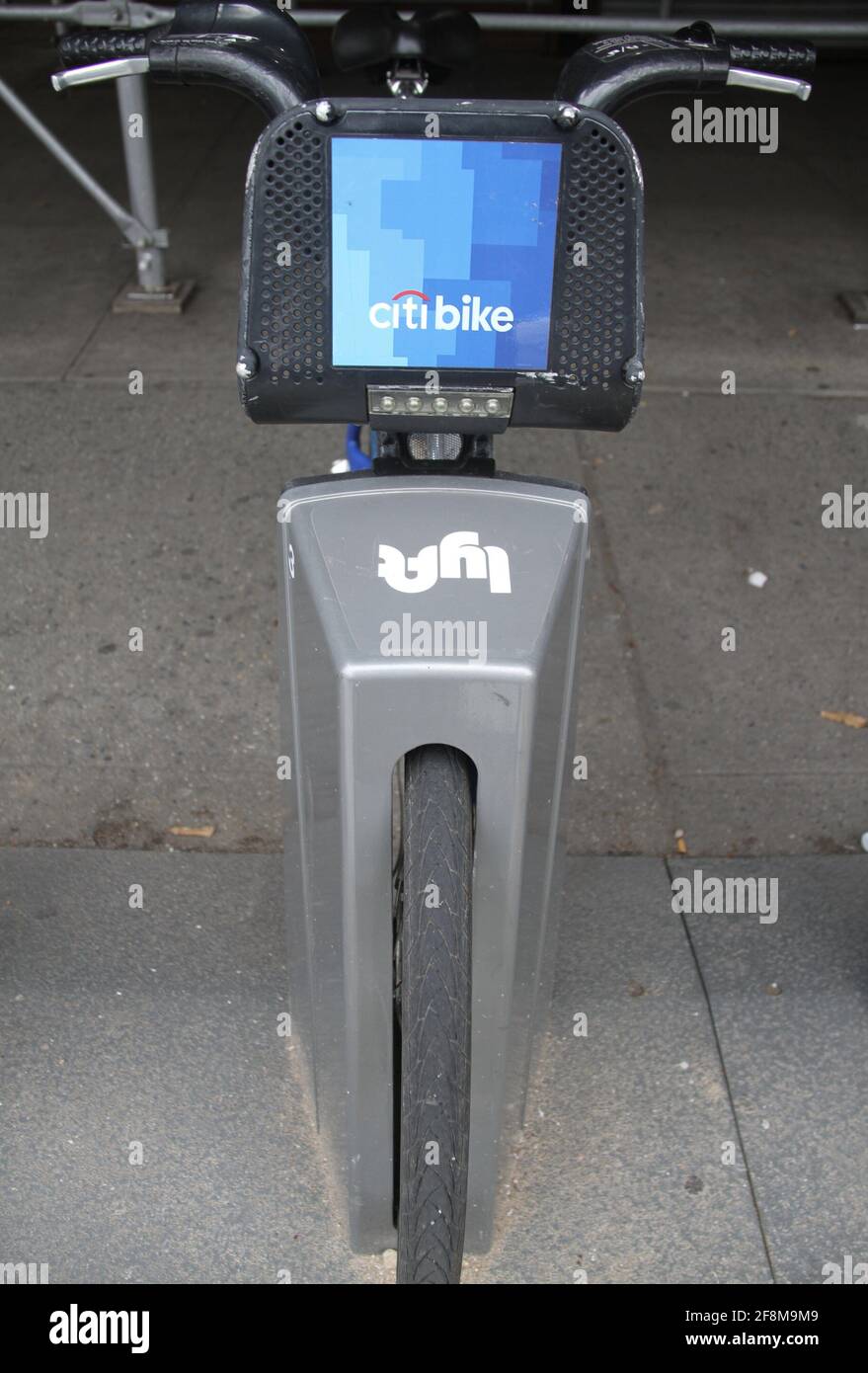 Harlem-New York, Stati Uniti. 14 Apr 2021. (NOVITÀ) espansione delle stazioni Citi Bike a New York. 14 aprile 2021, Harlem, New York, USA: Con 36 nuove stazioni e 20,000 moto, Citi Bike supera ParisÃ¢â‚¬â„¢ Velib come il più grande sistema di condivisione delle moto nel mondo al di fuori della Cina. Credito: Niyi Fote /Thenews2. Credit: Niyi Fote/TheNEWS2/ZUMA Wire/Alamy Live News Foto Stock