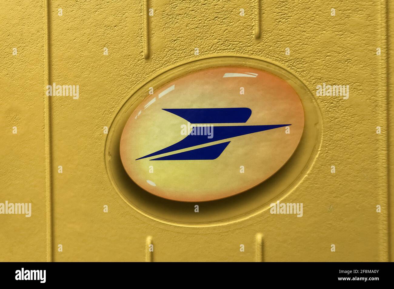 PARIGI - 11 APRILE 2021: Emblema giallo della casella postale di la Poste a Parigi, Francia. Foto Stock