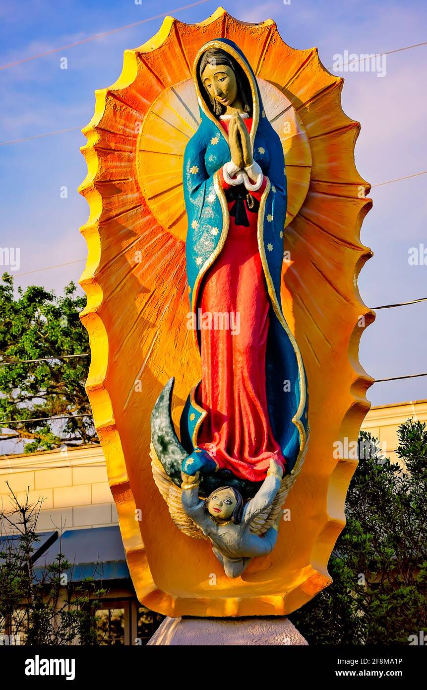 Il Santuario di nostra Signora di Guadalupe è illuminato dal sole che tramonta alla Chiesa Cattolica di San Paolo, il 3 aprile 2021, a Pass Christian, Mississippi. Foto Stock