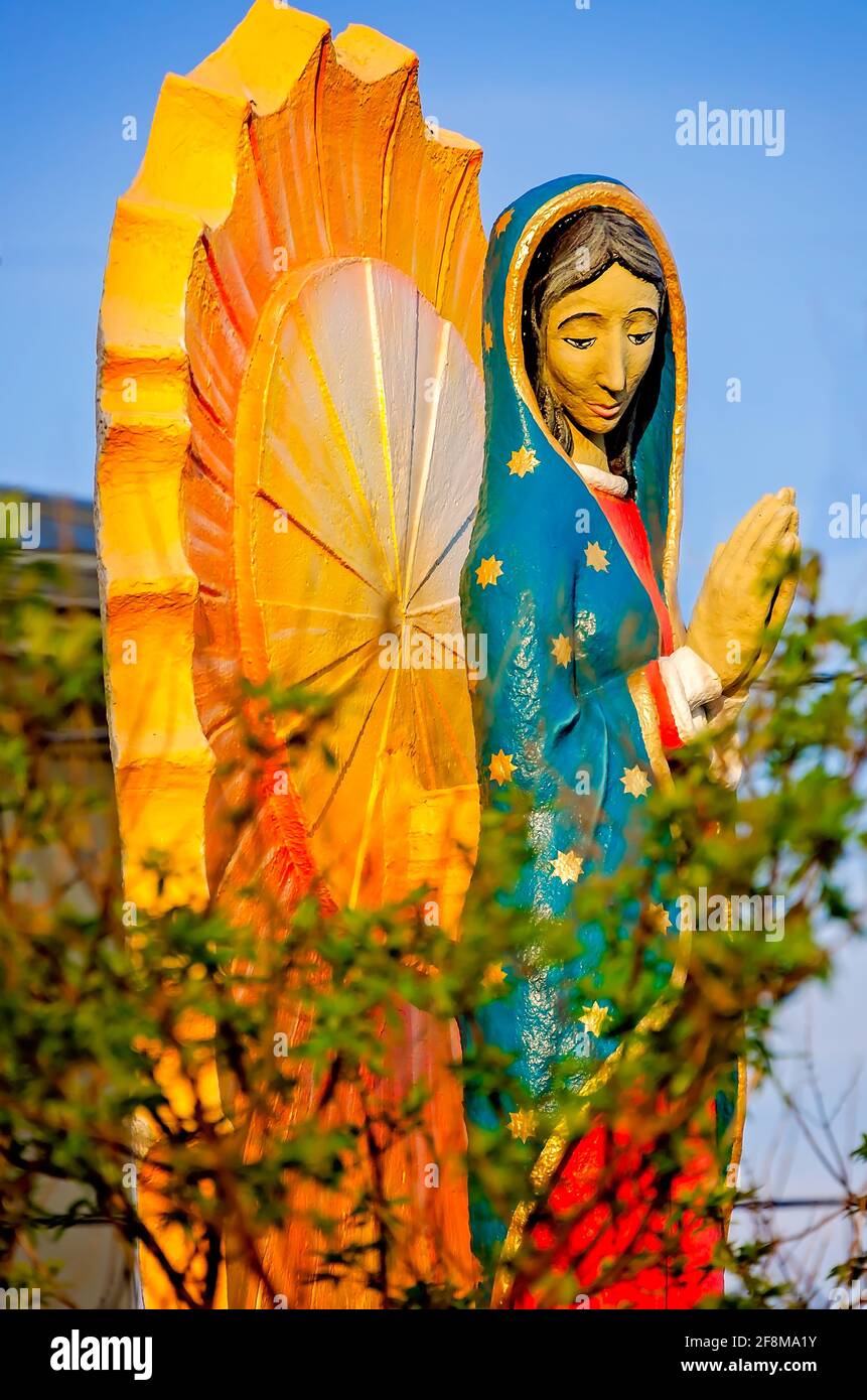 Il Santuario di nostra Signora di Guadalupe è illuminato dal sole che tramonta alla Chiesa Cattolica di San Paolo, il 3 aprile 2021, a Pass Christian, Mississippi. Foto Stock