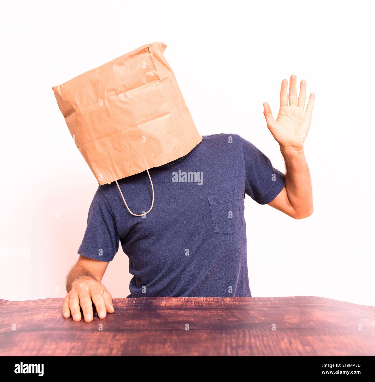 Uomo divertente con la testa coperta da una borsa di carta che gestiva con  le mani Foto stock - Alamy