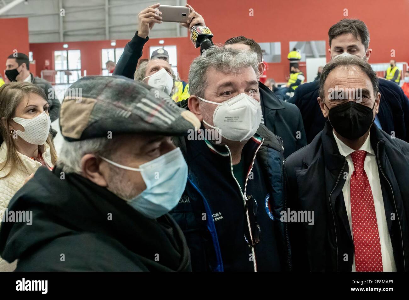 Sergio Abramo (r), Sindaco di Catanzaro, Nino Spirlì (c), Governatore Regionale temporaneo, e Guido Longo (l), Commissario speciale per l'assistenza sanitaria regionale, ha visto un comunicato stampa durante l'inaugurazione. È stato inaugurato il COVID-19 Vaccine Hub, allestito presso il Centro Fieristico di Catanzaro Lido, considerato il più grande della regione, potenzialmente può avere la capacità di effettuare 2,500 vaccinazioni al giorno. Diverse autorità regionali e locali hanno partecipato all'evento e il personale di organizzazioni caritative ha ricevuto il vaccino AstraZeneca. Foto Stock