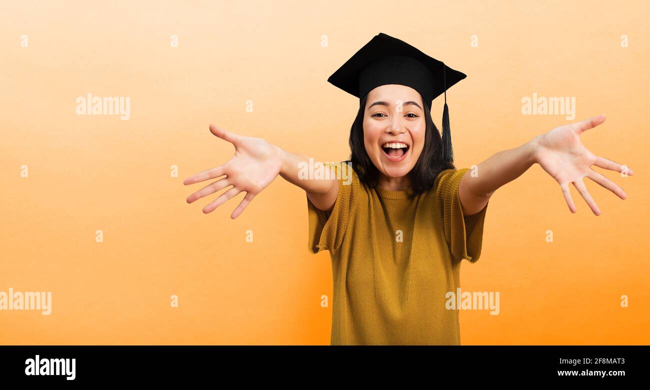 La donna è felice di aver raggiunto la laurea. Concetto di successo negli studi Foto Stock