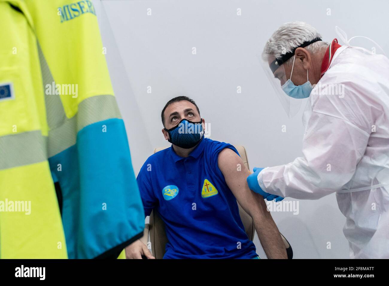 Catanzaro, Calabria, Italia. 12 Aprile 2021. Un volontario del servizio di emergenza medica Misericordia riceve il vaccino AstraZeneca durante l'inaugurazione.è stato inaugurato il COVID-19 Vaccine Hub, istituito presso il Centro Fieristico di Catanzaro Lido, ed è considerato il più grande della regione, potenzialmente può avere la capacità di effettuare 2,500 vaccinazioni al giorno. Diverse autorità regionali e locali hanno partecipato all'evento e il personale di organizzazioni caritative ha ricevuto il vaccino AstraZeneca. Credit: Valeria Ferraro/SOPA Images/ZUMA Wire/Alamy Live News Foto Stock