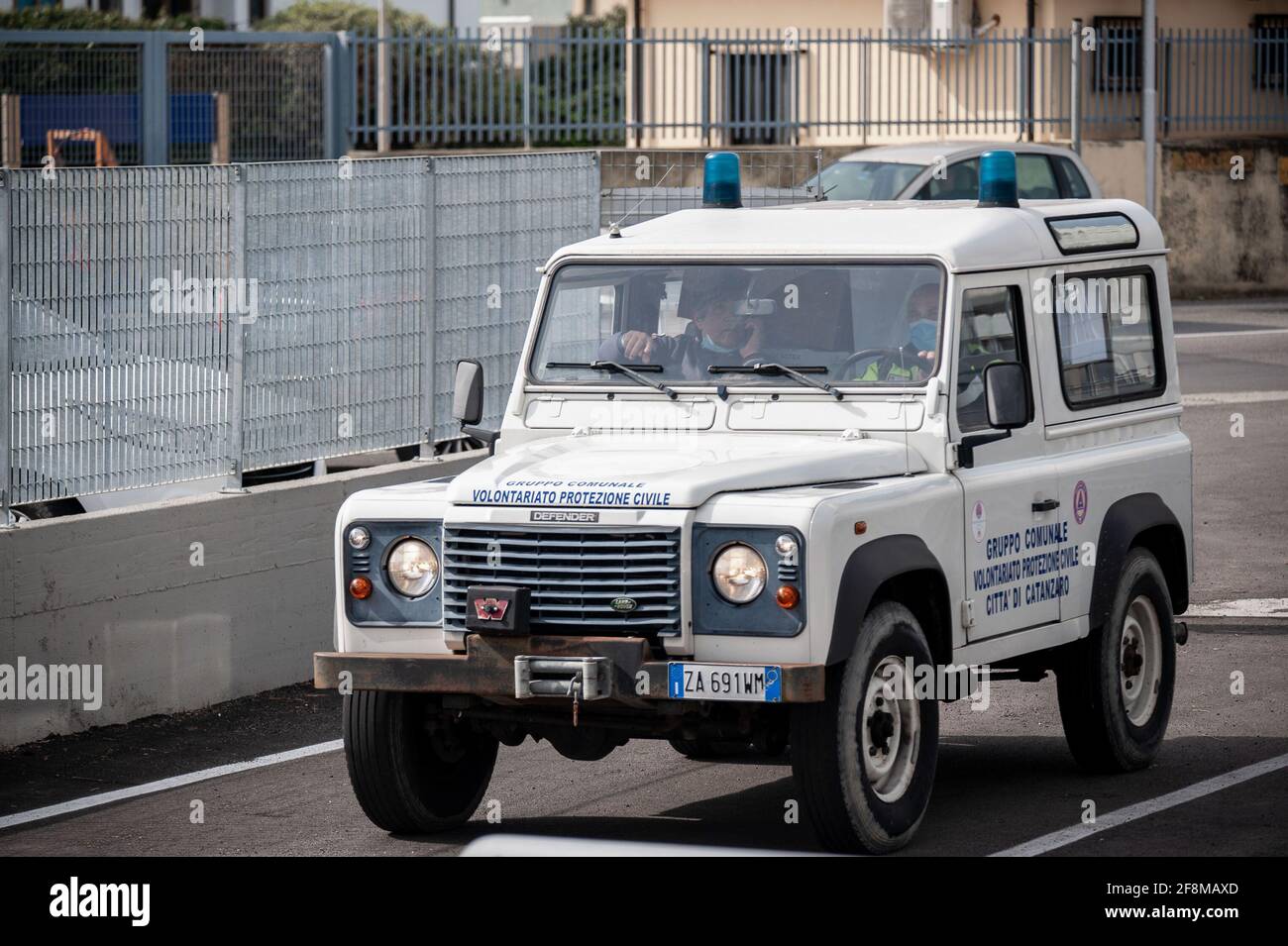 Catanzaro, Calabria, Italia. 12 Aprile 2021. Un veicolo della protezione civile italiana visto arrivare al centro durante l'inaugurazione.è stato inaugurato l'hub vaccino COVID-19 allestito presso il Centro Fieristico di Catanzaro Lido, considerato il più grande della regione, potenzialmente può avere la capacità di effettuare 2,500 vaccinazioni al giorno. Diverse autorità regionali e locali hanno partecipato all'evento e il personale di organizzazioni caritative ha ricevuto il vaccino AstraZeneca. Credit: Valeria Ferraro/SOPA Images/ZUMA Wire/Alamy Live News Foto Stock