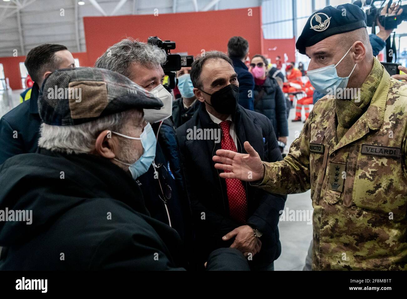 Sergio Abramo (r), Sindaco di Catanzaro, Nino Spirlì (c), Governatore Regionale temporaneo, e Guido Longo (l), Commissario Speciale per la Sanità Regionale, hanno visto parlare con un rappresentante dell'Esercito Italiano durante l'inaugurazione. È stato inaugurato il COVID-19 Vaccine Hub, allestito presso il Centro Fieristico di Catanzaro Lido, considerato il più grande della regione, potenzialmente può avere la capacità di effettuare 2,500 vaccinazioni al giorno. Diverse autorità regionali e locali hanno partecipato all'evento e il personale di organizzazioni caritative ha ricevuto il vaccino AstraZeneca. (Foto b Foto Stock