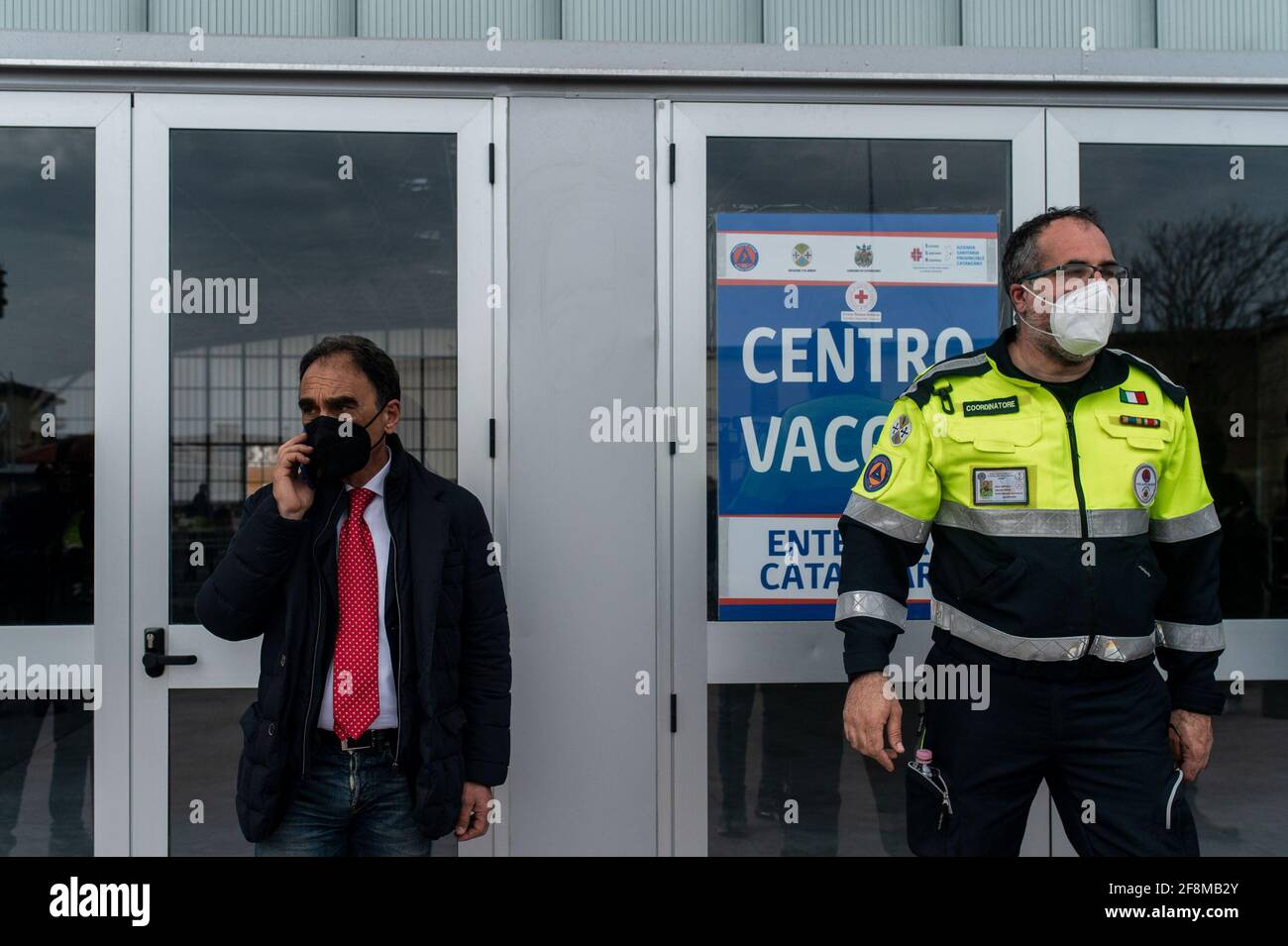 Sergio Abramo (l), Sindaco di Catanzaro e Pierpaolo Pezzoni (r), coordinatore della squadra locale della protezione civile, visto fuori dal centro durante l'inaugurazione. È stato inaugurato il COVID-19 Vaccine Hub, allestito presso il Centro Fieristico di Catanzaro Lido, considerato il più grande della regione, potenzialmente può avere la capacità di effettuare 2,500 vaccinazioni al giorno. Diverse autorità regionali e locali hanno partecipato all'evento e il personale di organizzazioni caritative ha ricevuto il vaccino AstraZeneca. (Foto di Valeria Ferraro/SOPA Images/Sipa USA) Foto Stock