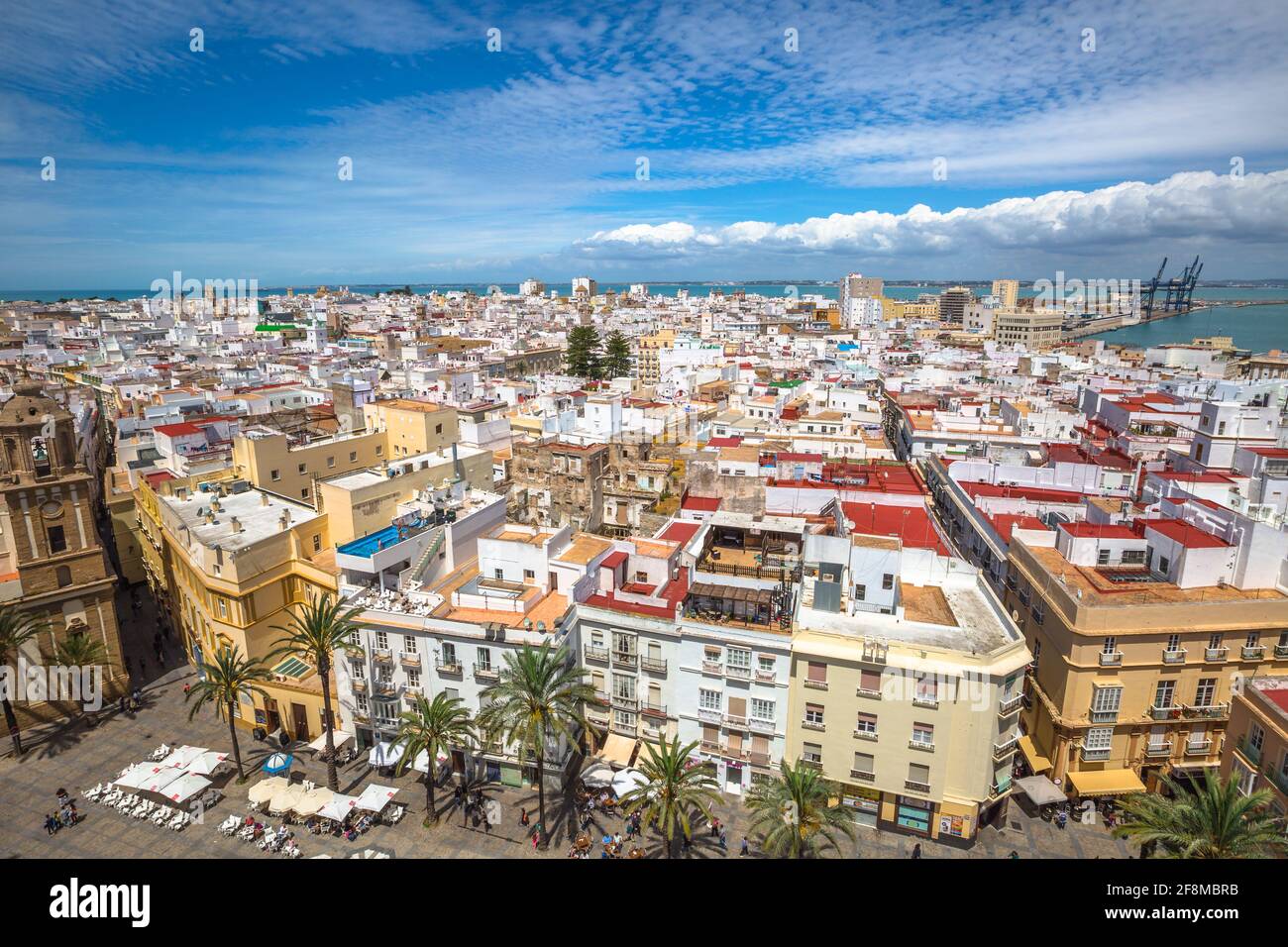 Cadice, Andalusia, Spagna - 21 aprile 2016: Vista aerea di Piazza Cadice in una giornata di sole presso la Cattedrale di Cadice, in spagnolo: Iglesia de Santa Cruz Foto Stock
