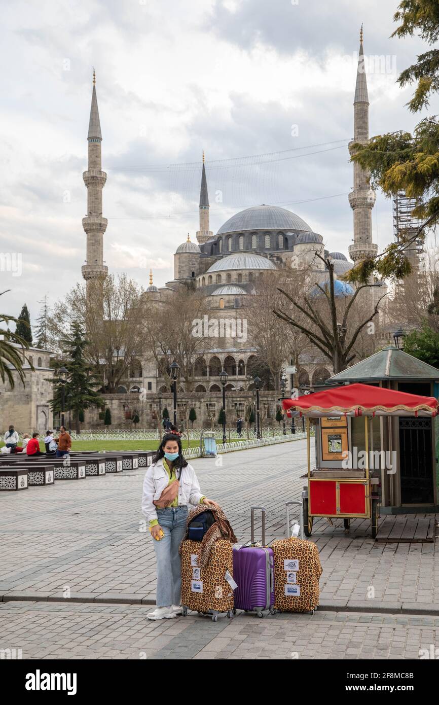 14 aprile 2021: Secondo le nuove misure più severe a causa delle nuove misure pandemiche del coronavirus, piazza Sultanahmet è stata lasciata ai turisti a Istanbul, Turchia, il 14 aprile 2021. Il coprifuoco nei giorni feriali sarà imposto tra le 19:00 e le 5:00 dal lunedì al venerdì, mentre gli orari di lavoro del settore pubblico sono stati accorciati alle 16:00. Credit: Tolga Ildun/ZUMA Wire/Alamy Live News Foto Stock