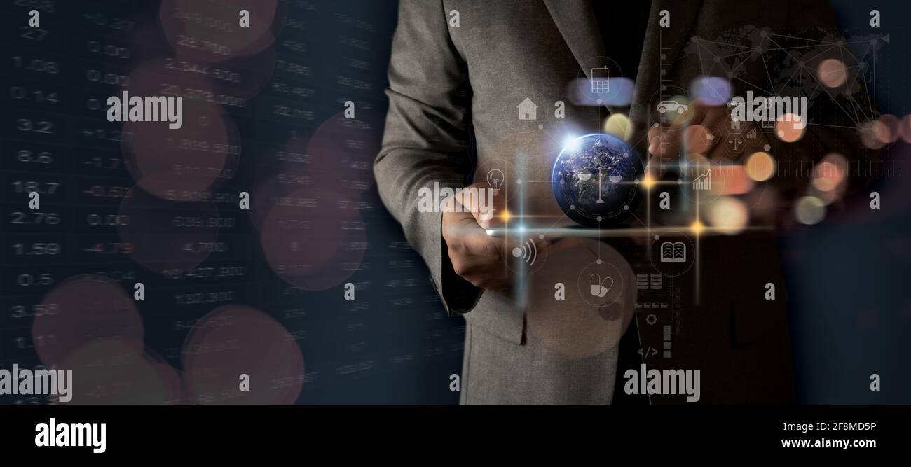 Imprenditore a lavorare utilizzando una calcolatrice la contabilità finanziaria concetto conseguimento di equilibrio uomo contabili Foto Stock