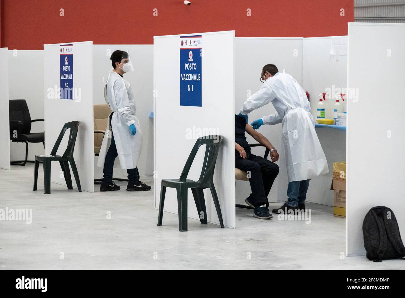 Catanzaro, Italia. 12 Aprile 2021. Gli operatori sanitari che si sono visti durante il processo di vaccinazione. Presso il nuovo centro vaccinazioni Covid-19 del Centro Fieristico (Ente Fiera) di Catanzaro Lido, quasi 500 persone di età pari o superiore a 70 anni, senza particolari patologie, hanno riservato il loro posto per ricevere il vaccino AstraZeneca. I membri della Croce Rossa Italiana e della protezione civile aiutano gli operatori sanitari locali in materia amministrativa e sanitaria per attuare il programma di vaccinazione. (Foto di Valeria Ferraro /SOPA Images/Sipa USA) Credit: Sipa USA/Alamy Live News Foto Stock