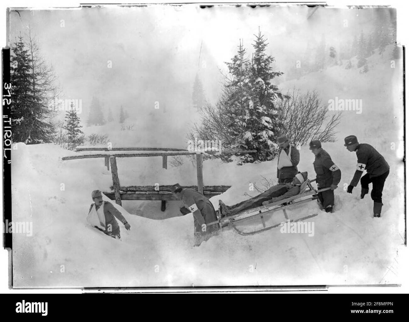 Slitta medica di montagna la slitta si è dimostrata nella neve più profonda, probabilmente trentina. Fotografo: FLAMM. Foto Stock
