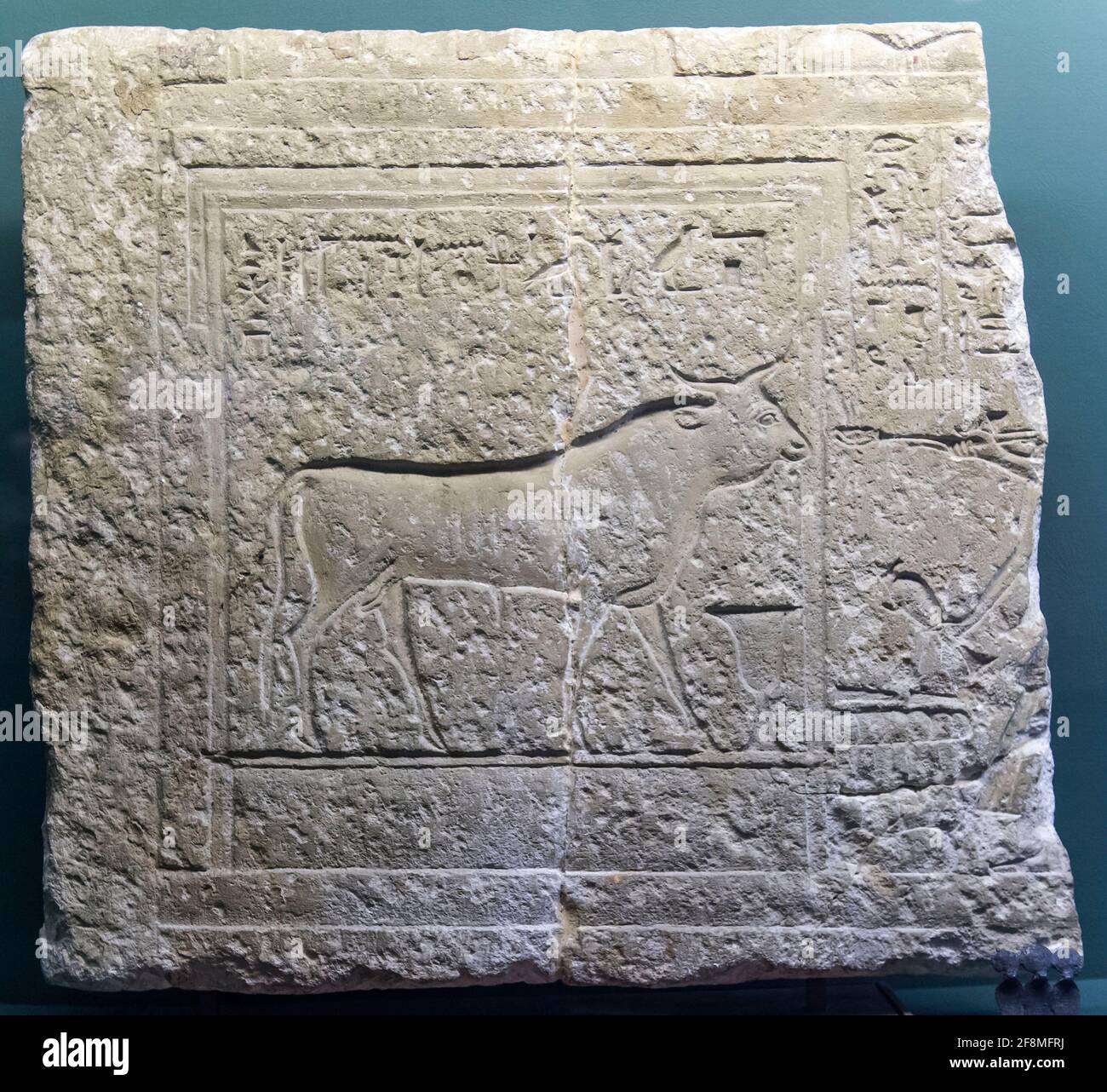 San Jose, California, Stati Uniti. 14 Apr 2021. Il principe Kemwaset offre la sua offerta al Bull Apis è visibile in mostra al Museo Egizio Rosicruciano. Fondato nel 1928 come il Museo Orientale Egizio Rosicruciano, il Museo - di proprietà dell'Ordine Rosicruciano, un'organizzazione filosofica ed educativa 501c3 di utilità pubblica - oggi ospita più di 4,000 manufatti. È la più grande esposizione di manufatti egiziani nel Nord America occidentale. Credit: Brian Cahn/ZUMA Wire/Alamy Live News Foto Stock