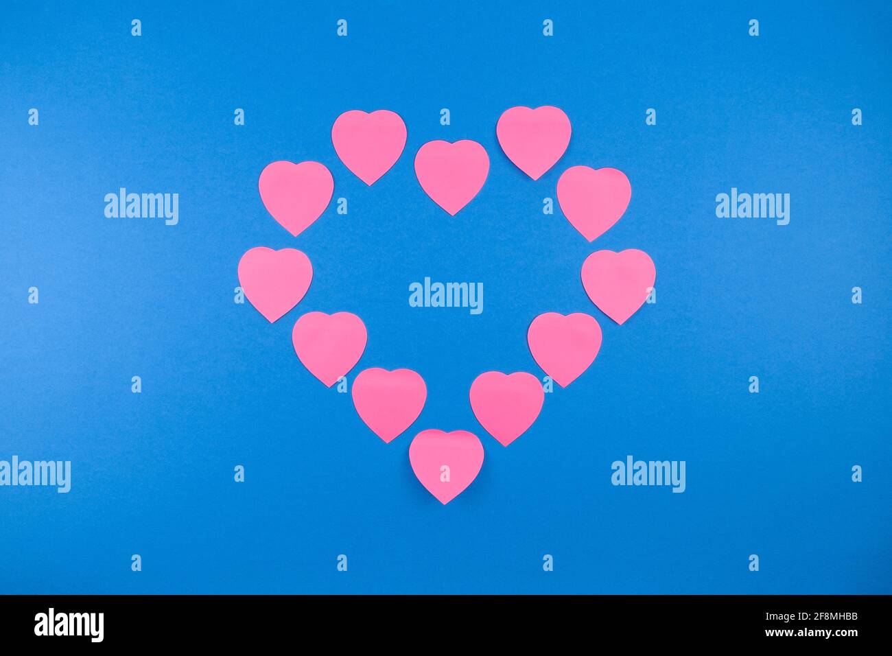 Forma del cuore da note adesive Neon in forma di cuore . Love in San Valentino Data nota idea art concetto Foto Stock