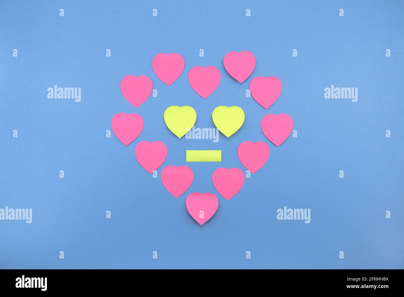 Sorridi il viso dalle note adesive Neon a forma di cuore. Love in San Valentino Data nota idea art concetto Foto Stock