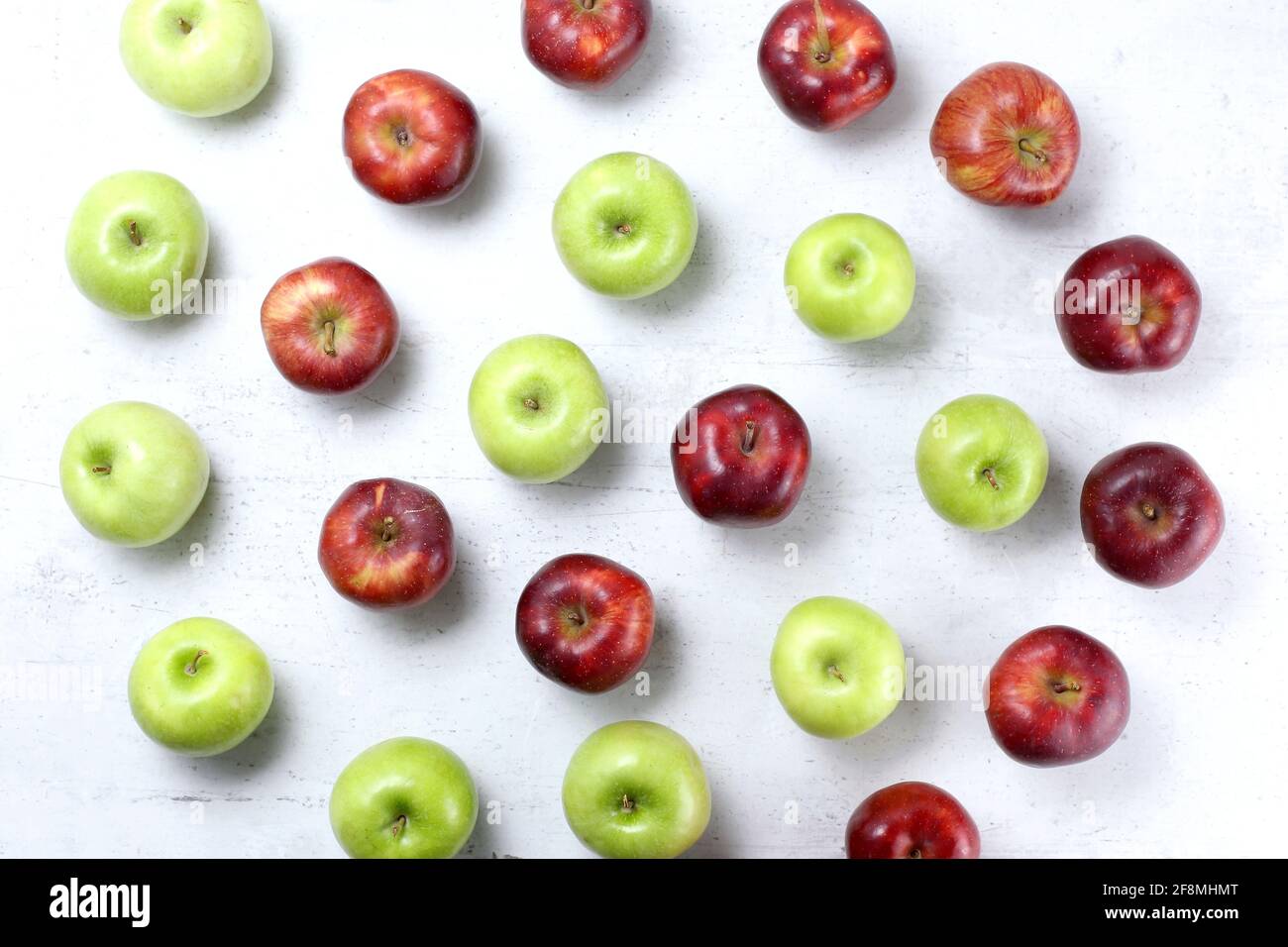 Rosso deliziose e granny mele smith. Strato piatto. Cibo sano e concetto di frutta succosa Foto Stock