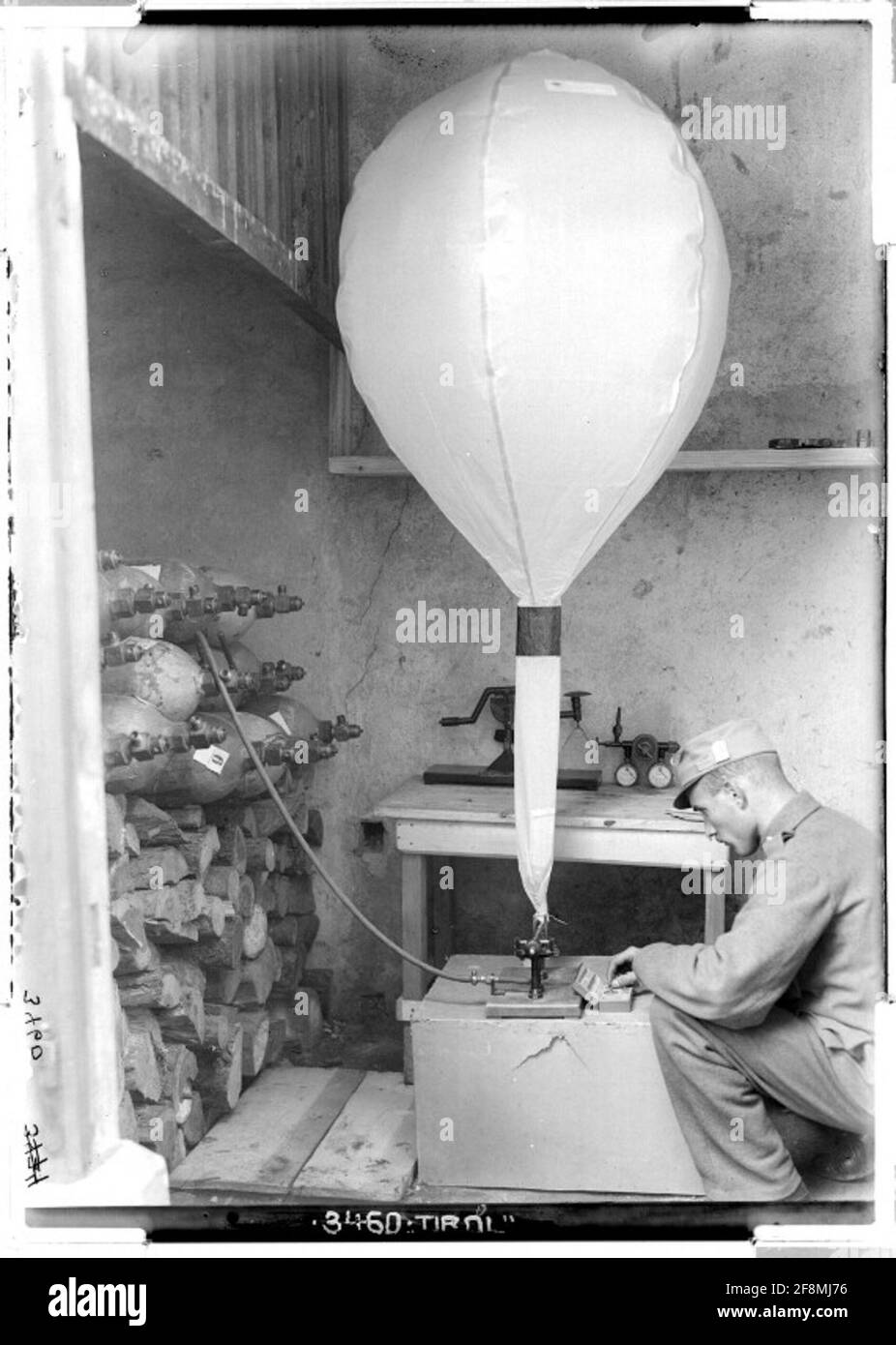 Stazione meteorologica del 20° Korps Kommando Balloon riempimento sala. Riempimento e impostazione della galleggiabilità di un pallone pilota; Brixen, Alto Adige; fotografo: Flam. Foto Stock