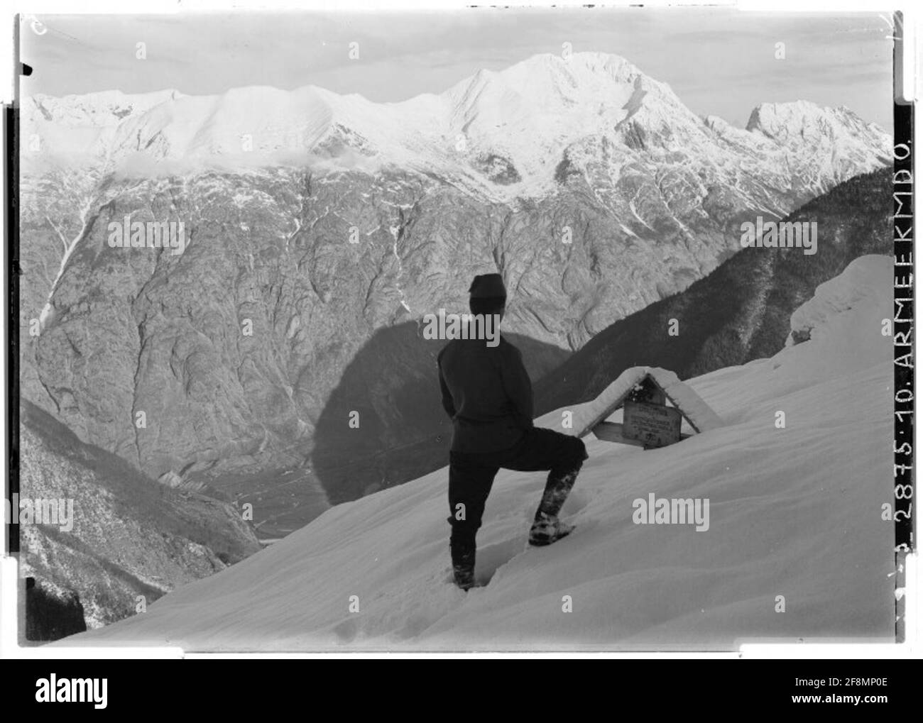 Tomba del soldato a Kote 1776 sopra Planina za Grebenom con Grintovec sullo sfondo. Fotografo: 10. Armeekommando. Foto Stock