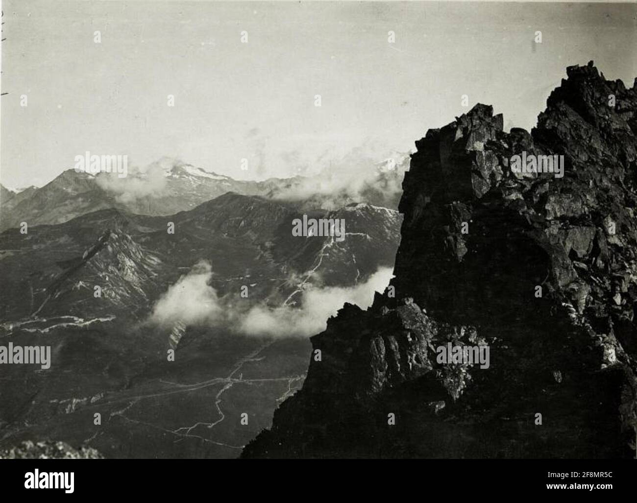 Standpunkt Passo Paradiso: Italienische Stellungen am TonalePass mit cima di Cady, cima dei tre gentiluomini. . Foto Stock