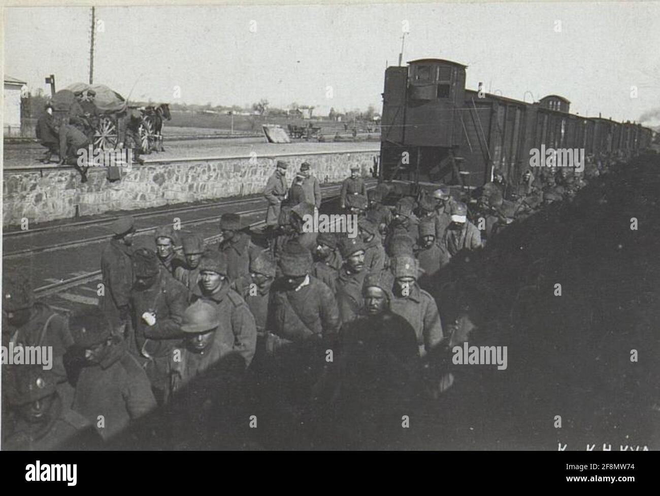 Stazione ferroviaria Vladimir Wolinsky 10,000 prigionieri russi, single con caschi in acciaio. Foto Stock