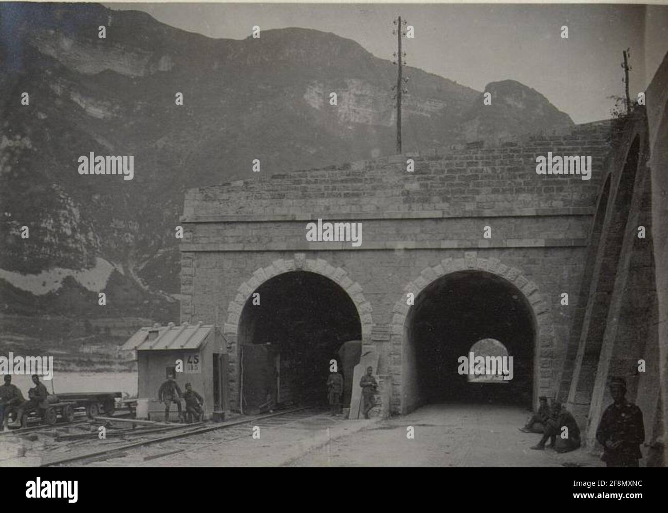 Carpen, deposito di munizioni in un tunnel. . Foto Stock