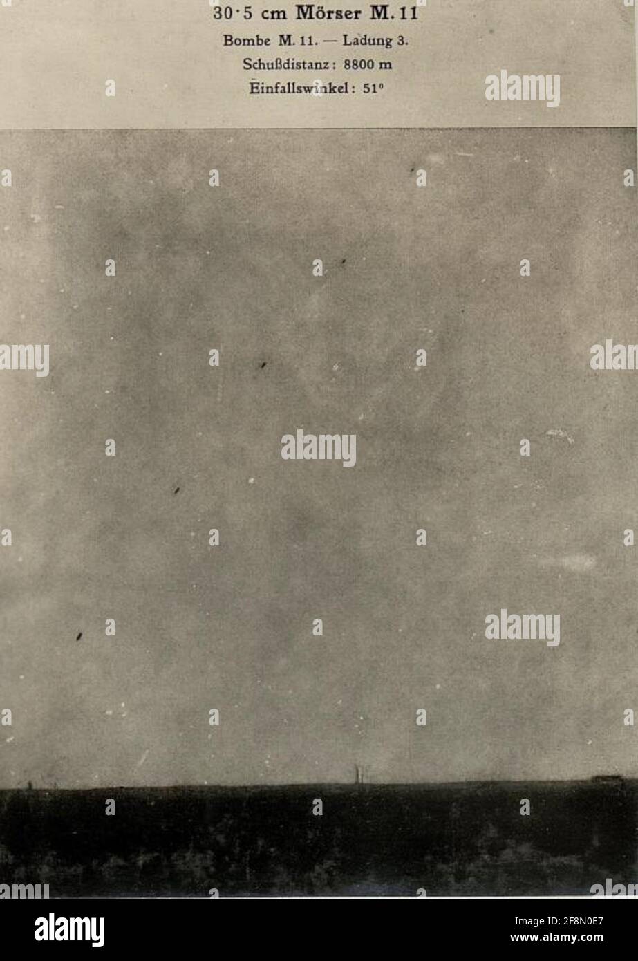 Registrazione cinematografica di una granata di 30.5 cm in volo per la posizione corretta dell'asse del proiettile rispetto alla traiettoria. Registrato il 27.3.1916. . Foto Stock