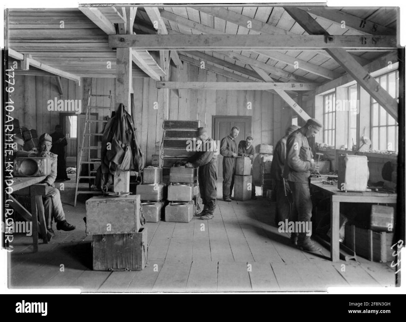 Officina per attrezzature sul campo nella sezione Villach per la riparazione di scatole da cucina; fotografo: 10. Armeekommando. Foto Stock