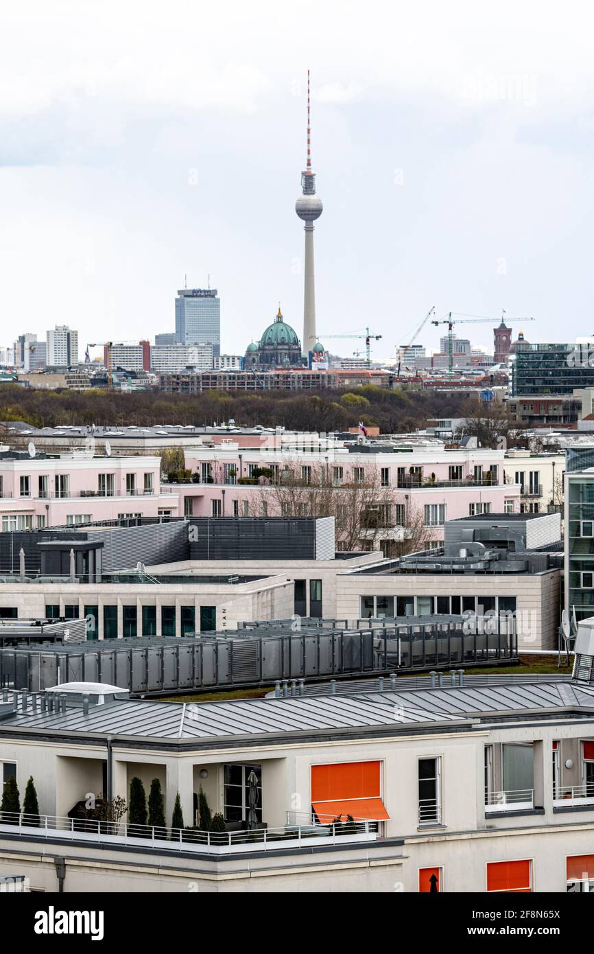 Berlino, Germania. 14 Apr 2021. Appartamenti di fronte alla torre della televisione di Berlino. La Corte costituzionale federale pubblica la sua decisione sul controverso tetto massimo di affitto di Berlino giovedì mattina (15.04.2021). Credit: Fabian Sommer/dpa/Alamy Live News Foto Stock