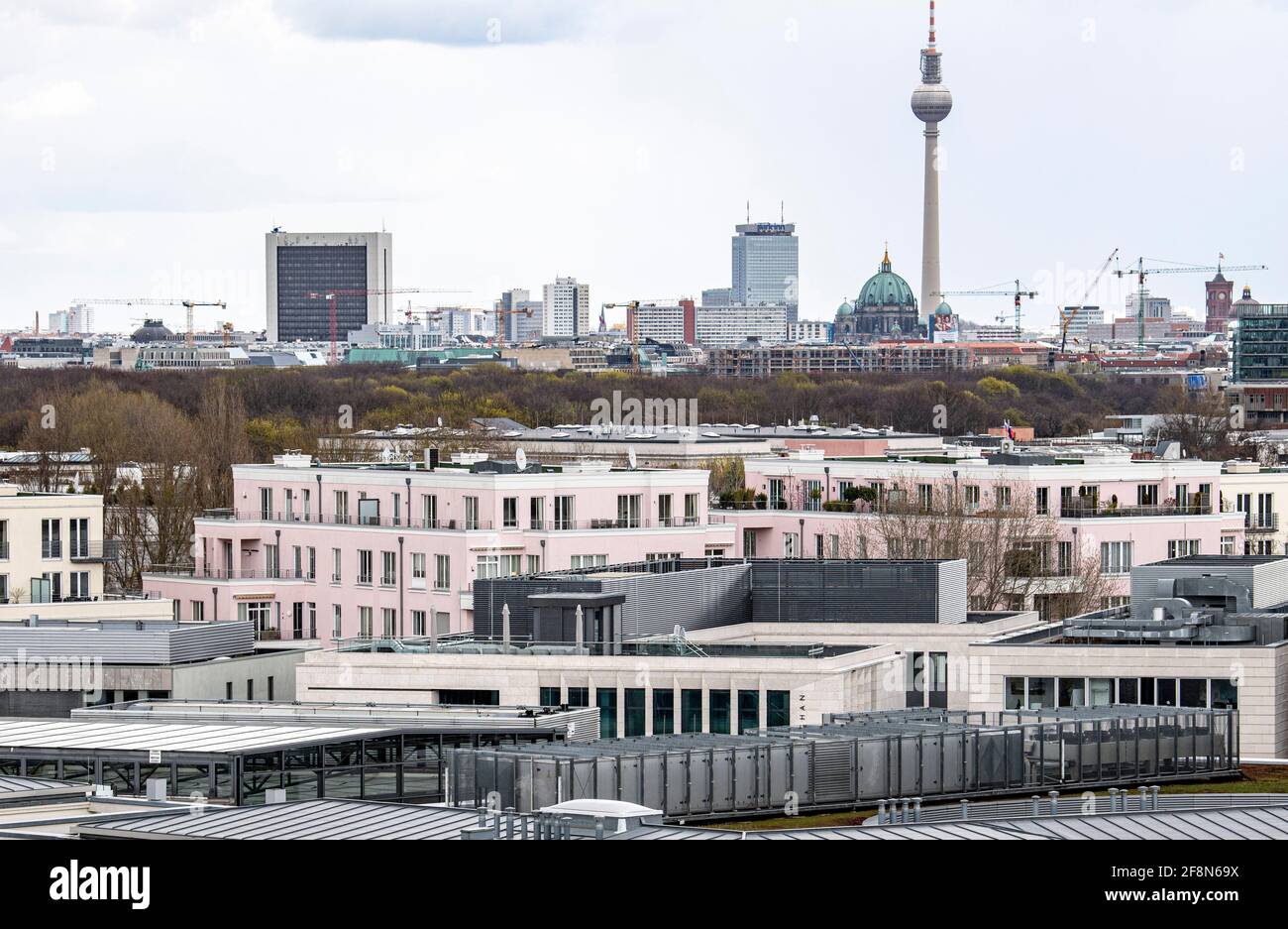 Berlino, Germania. 14 Apr 2021. Appartamenti di fronte alla torre della televisione di Berlino. La Corte costituzionale federale pubblica la sua decisione sul controverso tetto massimo di affitto di Berlino giovedì mattina (15.04.2021). Credit: Fabian Sommer/dpa/Alamy Live News Foto Stock