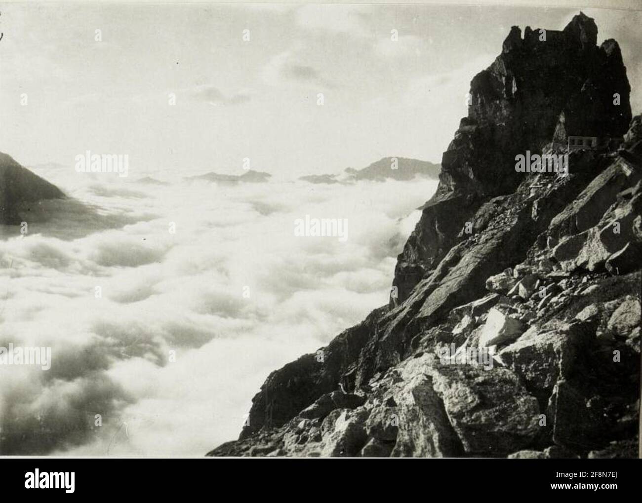 Posizione Passo Paradiso: Mare nuvoloso sul Passo tonale. . Foto Stock