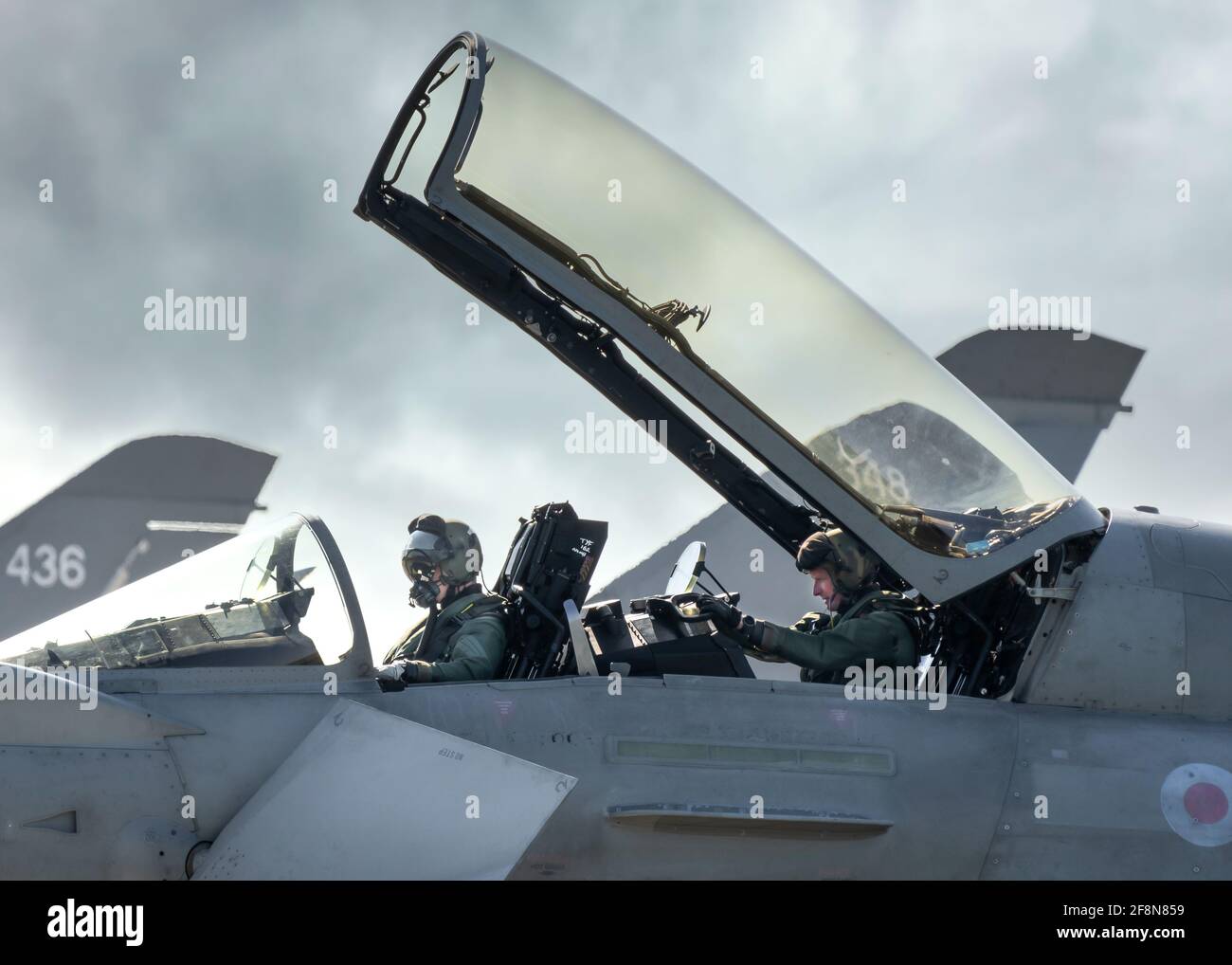 RAF Coningsby Lincolnshire Typhoon caccia jet piloti entrare in cabina di pilotaggio tettuccio aperto pronto per il decollo di armi navigatore. Spettacolare eutofighter cielo Foto Stock