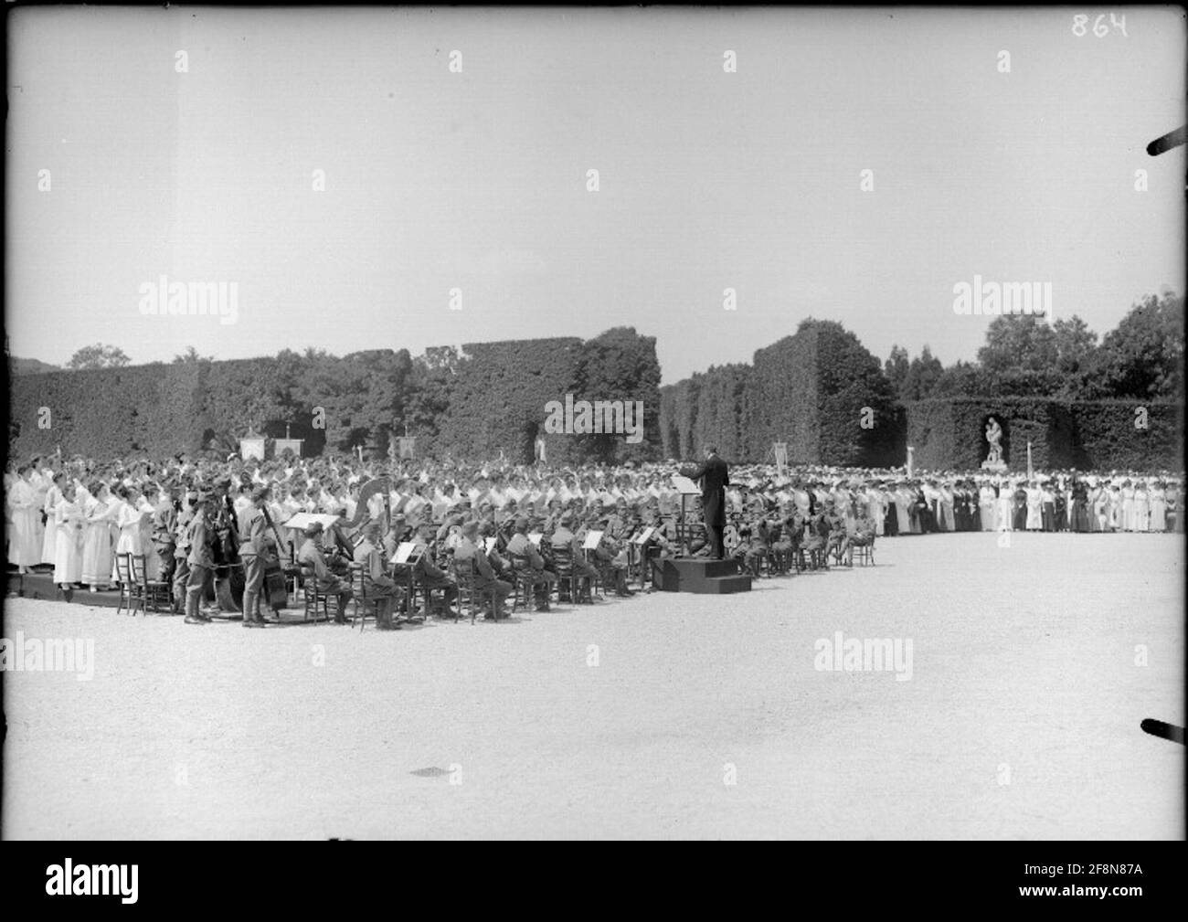 Accoglienza dell'organizzazione femminile cattolica per l'Austria inferiore davanti all'imperatore Carlo i e all'imperatrice Zita in Schönbrunn vista della musica militare a Schönbrunn. Foto Stock