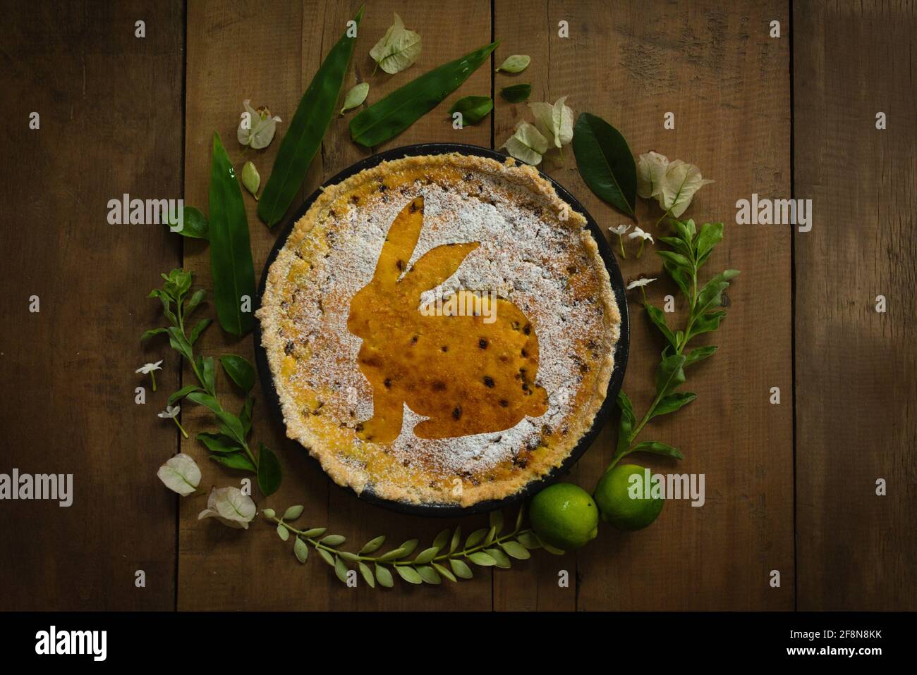 Torta pasquale svizzera tradizionale splendidamente decorata con una decorazione a forma di coniglietto di zucchero a velo. Foto Stock