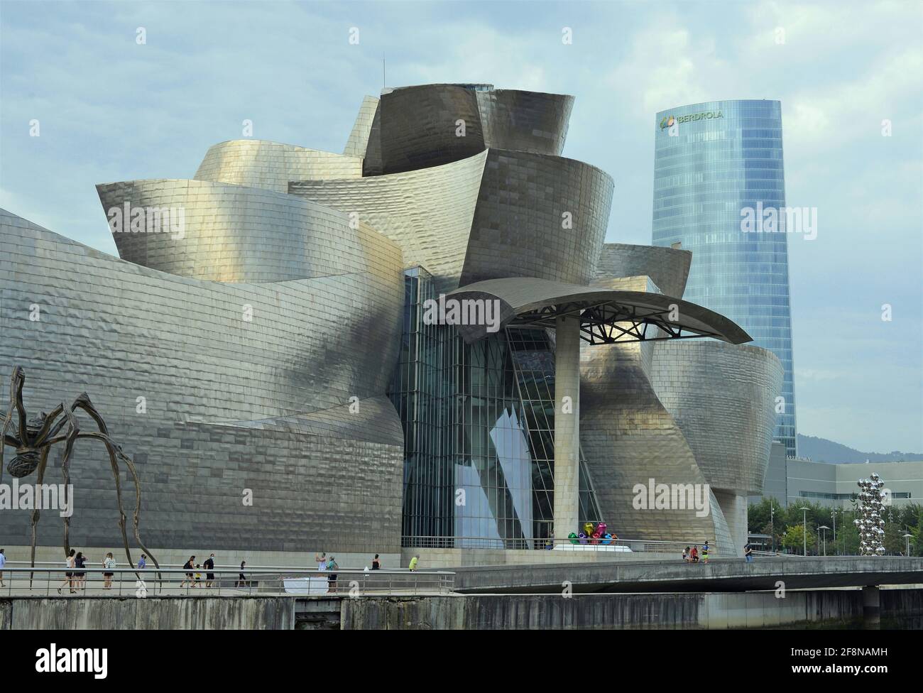Museo Guggenheim Bilbao sulle rive del Ria de Bilbao o fiume Nervion Spagna Foto Stock