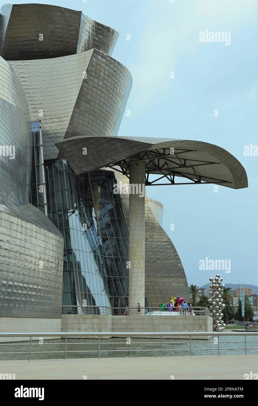 Museo Guggenheim Bilbao sulle rive del Ria de Bilbao o fiume Nervion Spagna Foto Stock