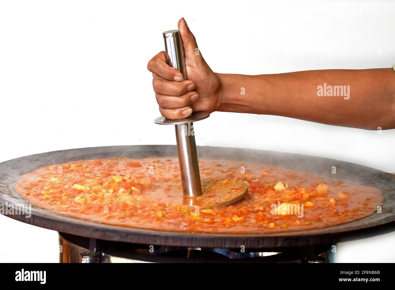 PAV Bhaji essendo cucinato nelle strade dell'India, cibo indiano di Mumbai il Pad bhaji, il Pad Bhaji è un piatto di fast food, curry di verdure spesse e piccanti, Foto Stock