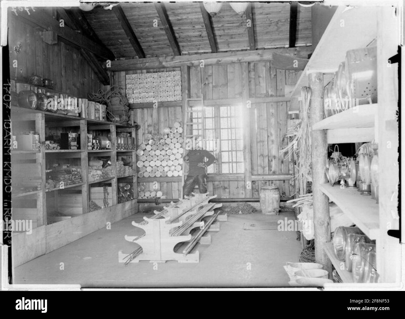 Deposito dei materiali del decimo Commando dell'esercito nel K.U.K. Officina di auto elettrica di Behelf a Villach fotografo: 10° comando dell'esercito (pipe). Foto Stock