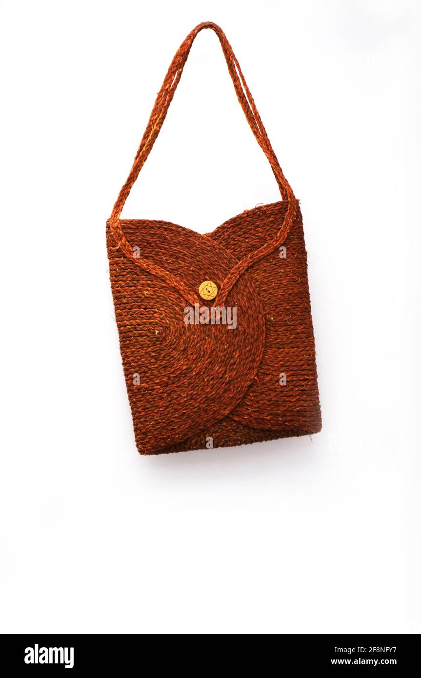 Borsa di paglia colorata per lo shopping su sfondo bianco, bella borsa femminile, oggetto spiaggia Foto Stock