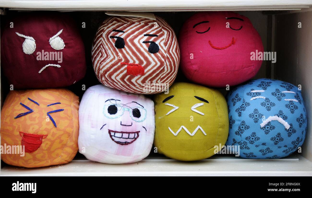 Un sacco di faccine smiley colorate fatte a mano giocattoli morbidi, smiley colorato fatto a mano, giocattoli morbidi, sfere di emozioni sfondo Foto Stock