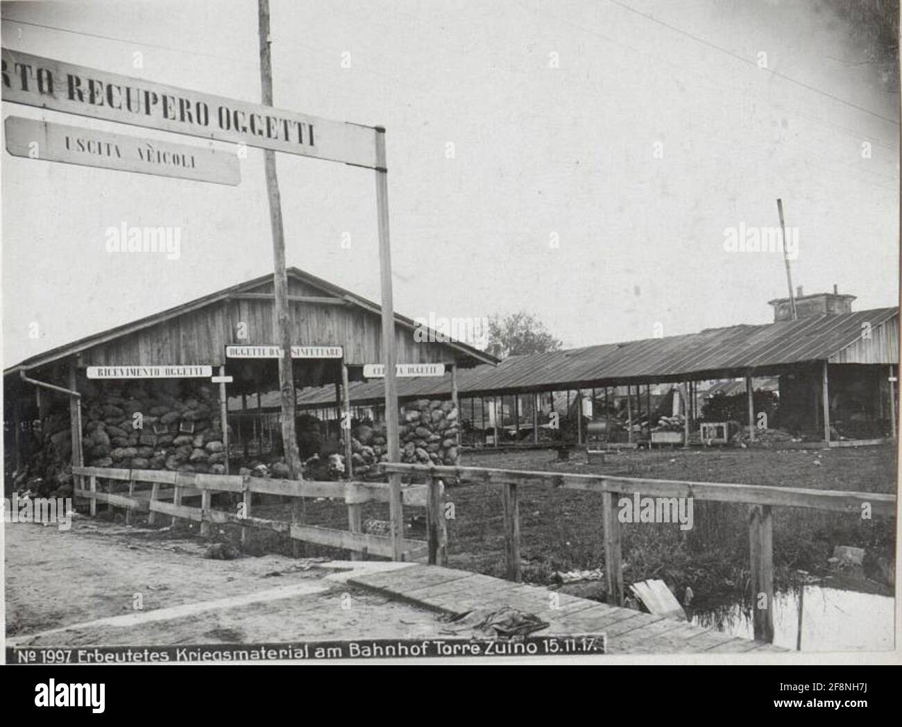 Materiale bellico umiliato alla stazione ferroviaria di Torre Zuino 15.11.17. . Foto Stock