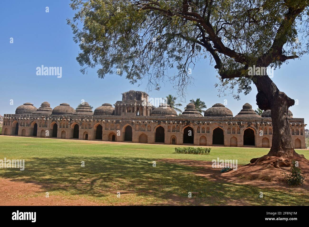 Antiche rovine delle scuderie reali degli Elefanti ad Hampi dal xiv secolo regno di Vijayanagara l'antica città di Vijayanagara, Hampi, Karnataka, India Foto Stock