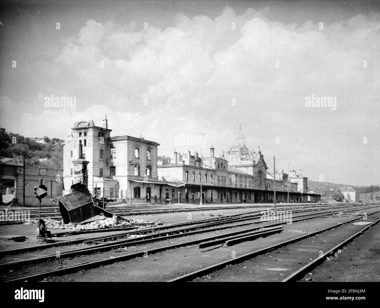 Czernowitz, stazione ferroviaria Vista della stazione ferroviaria di Czernovitz dal lato della pista. Registrazione obliqua da sinistra (da est). Foto Stock
