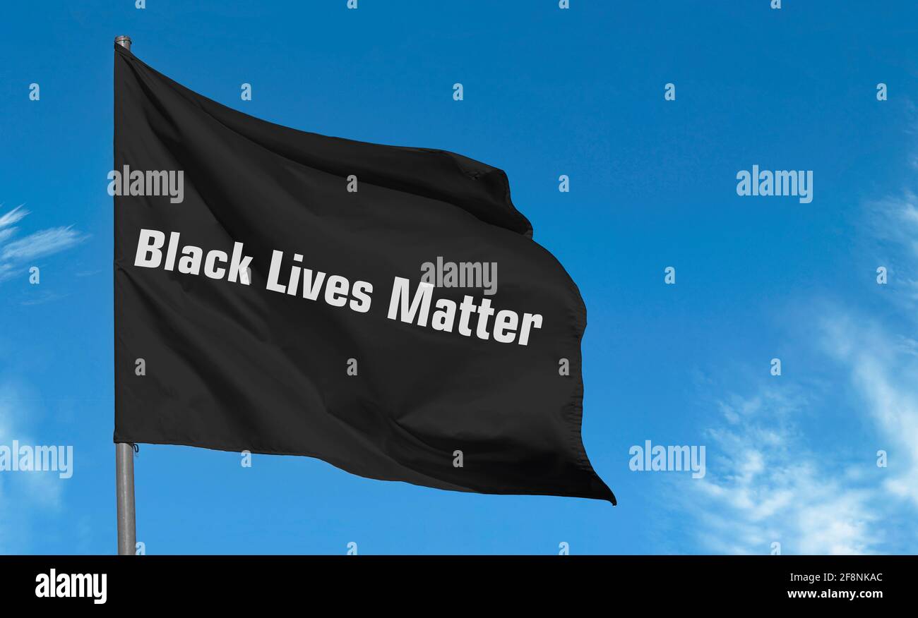 Testo Black Lives Matter by white letters on black flag contro il cielo blu Foto Stock