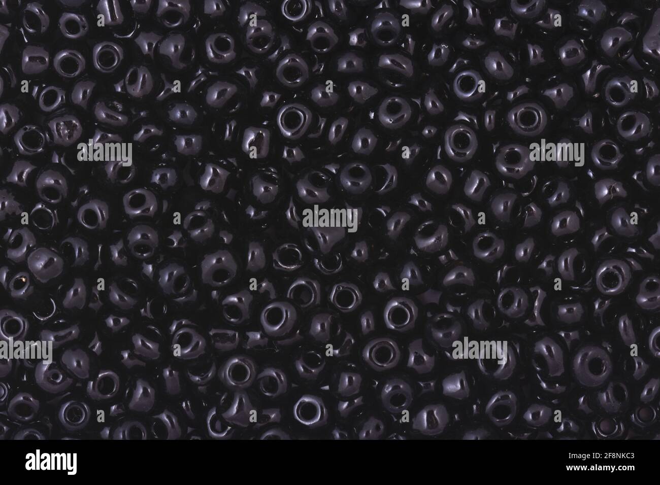 Perle nere sullo sfondo bianco sfondo primo piano, macro, fare collana di perle Foto Stock