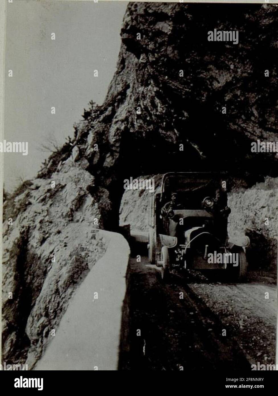 Concettuate le difficoltà di strada nel carsico. Tunnel di rhinestone a Predmejo. Foto Stock