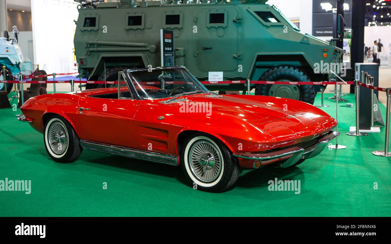Bangkok, Thailandia - 4 aprile 2021: Auto d'epoca Corvette Sting Ray 1964 esposta al SALONE INTERNAZIONALE DELL'AUTOMOBILE DI BANGKOK 2021 Foto Stock