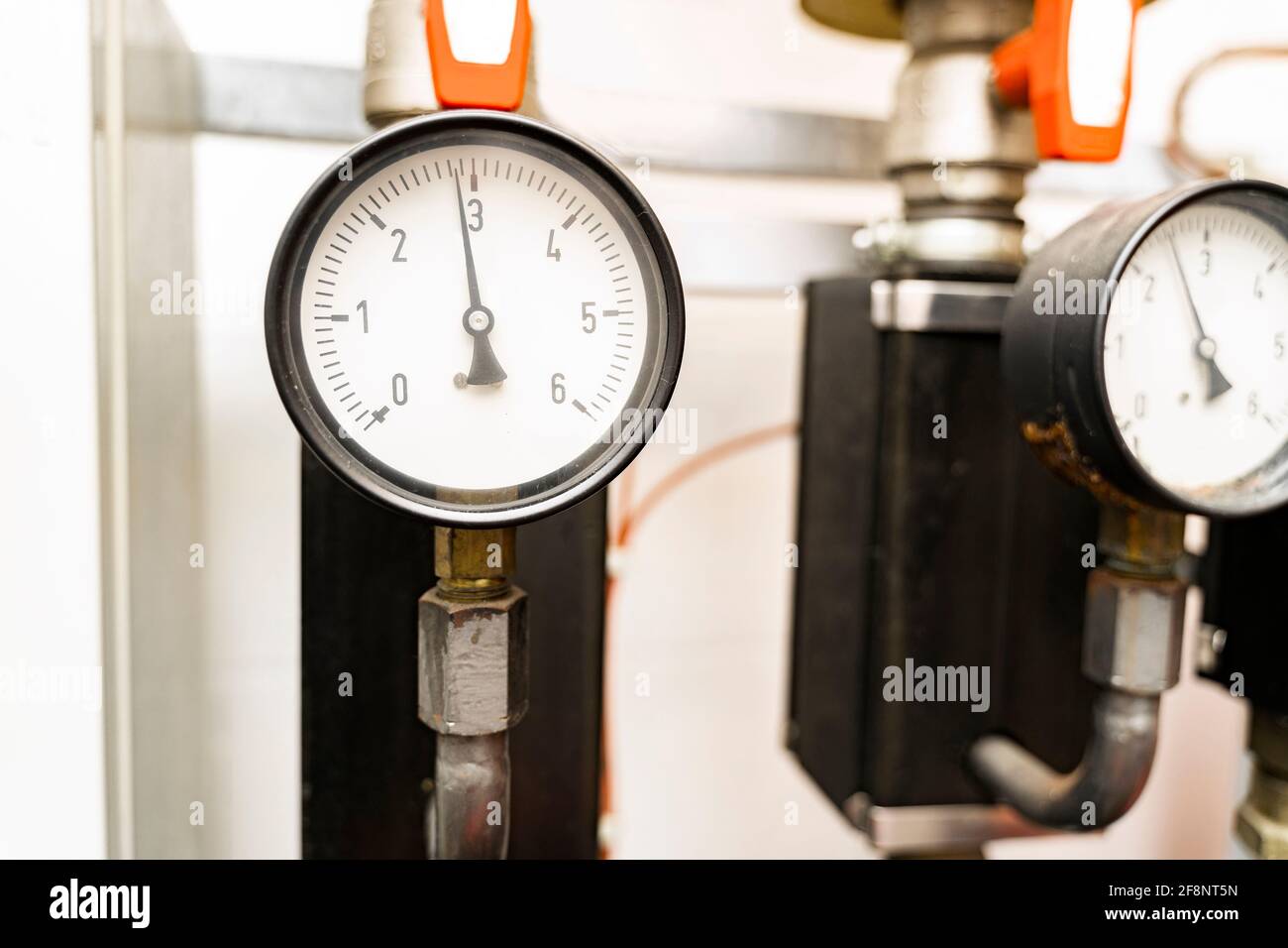 Sala tecnica con sensore termico per il controllo della temperatura di l'acqua Foto Stock